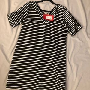 Evereve Dress V cut front & back dress shell 65% poly 30% rayon 5% spandex